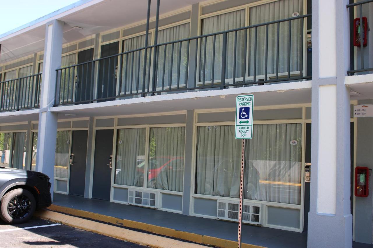 Super 8 By Wyndham Morganton Hotel Екстериор снимка